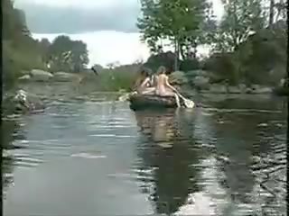 Trys karštas merginos nuogas merginos į as džiunglės apie valtis už varpa hunt