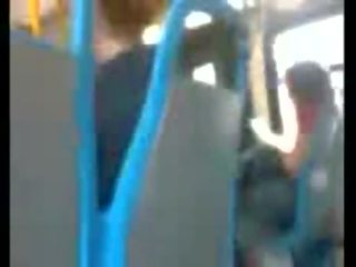 Este chico es loca a tirón apagado en la autobús
