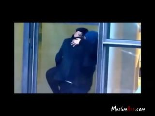 Hijab leraar betrapt kussen door spionnen camera