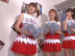 Ba to ngực nhật bản cheerleaders chia sẻ con gà trống