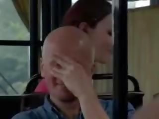Mamuśka ma publiczne nagość seks w za autobus