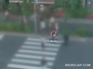 Чудовий японська милашка мастурбує з фалоімітатор на її bike