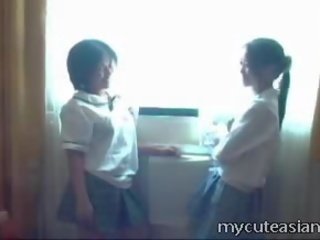 Dos adolescente lesbianas asiática niñas follando alrededor