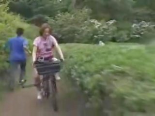 Japonská dívka masturbated zatímco na koni a specially modified pohlaví bike!