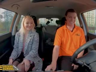 Namaak driving school- blondine marilyn suiker in zwart kniekousen volwassen film in auto