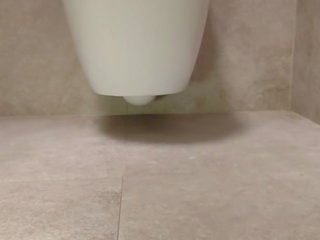 Aanlokkelijk voeten in de toilet